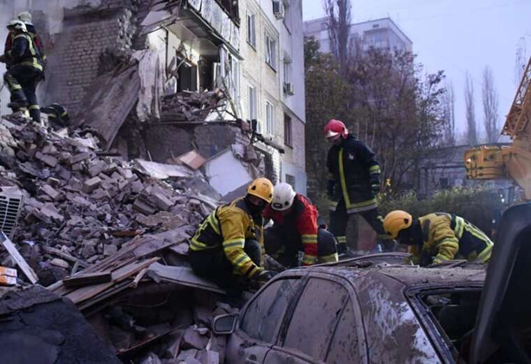 У Києві з-під завалів дістали два тіла, триває пошук третього загиблого