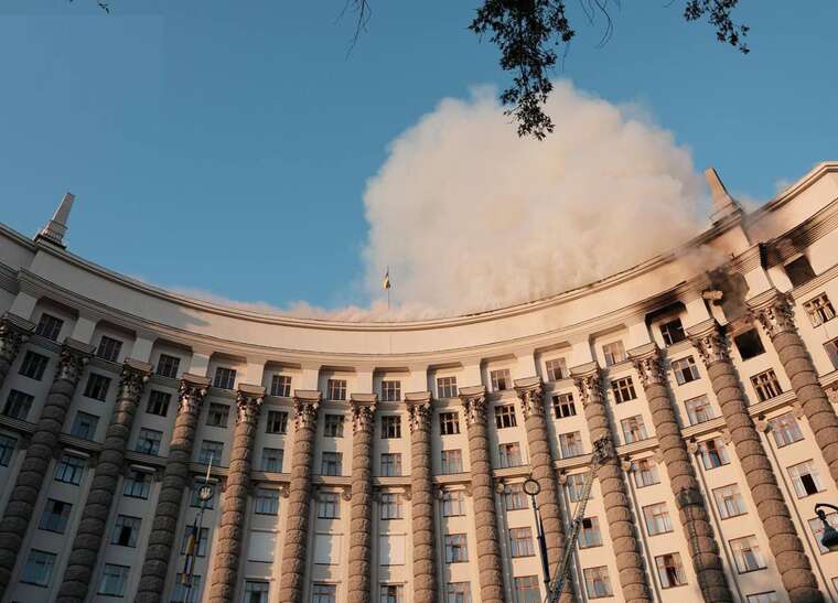 Пожежу в будівлі Кабміну в Києві локалізовано: на місці працюють 400 рятувальників