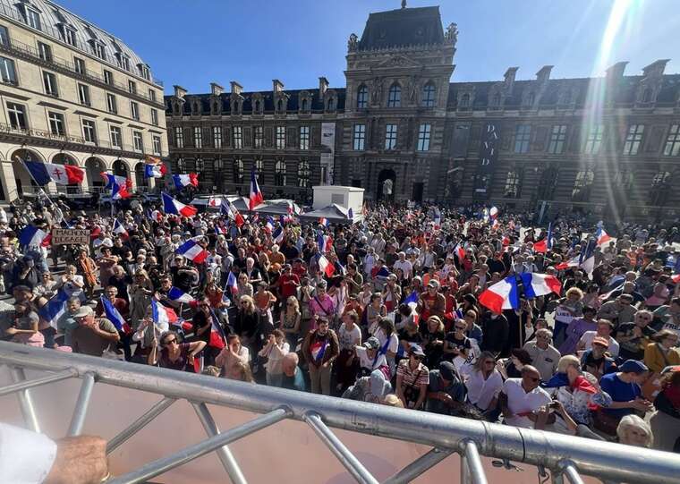 У Парижі тисячі людей вийшли на протест із вимогою про відставку Макрона