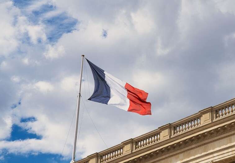 Весь уряд Франции был отправлен в отставку после вынесения ему вотума недоверия