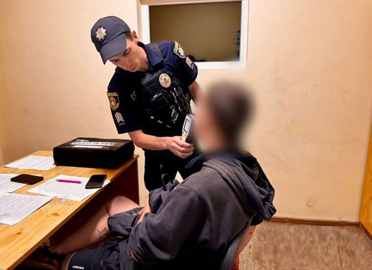 В Белой Церкви пьяный парень избил двух пенсионеров на улице