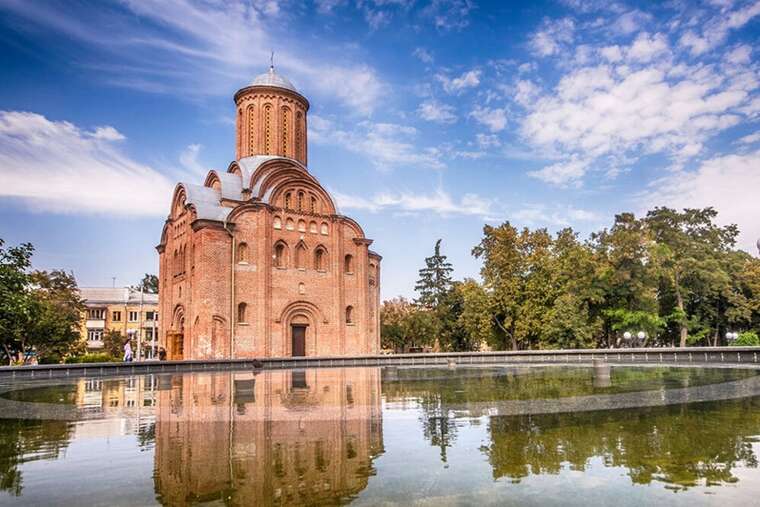 Окупанти завдали удару дроном по підприємству у Чернігові: зайнялася пожежа