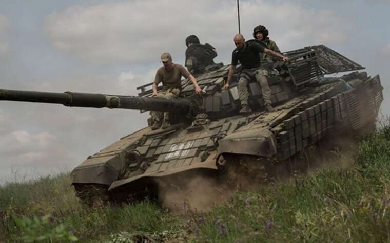 «Ваша робота — це відповідальність та відвага»: Зеленський привітав танкістів із професійним святом