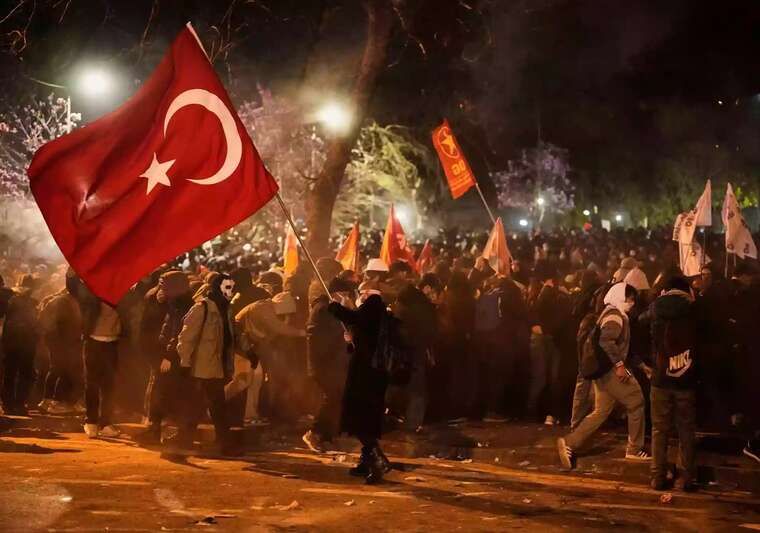 Десятки тисяч турків вийшли на протест в Анкарі через загрозу відсторонення лідера опозиції