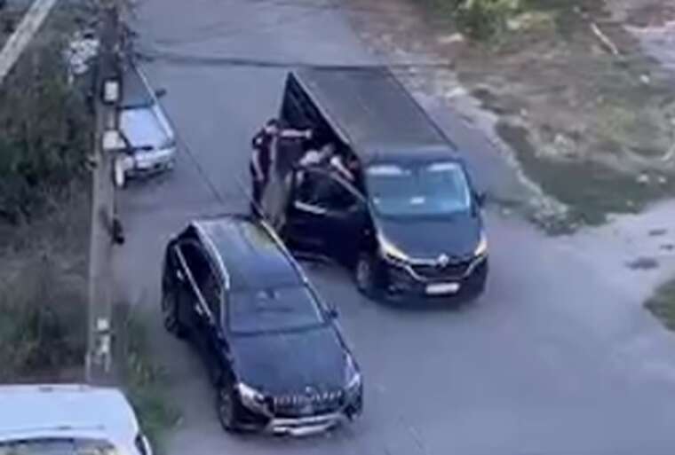Mobilization in Dnipro: a man is forcefully pushed into a car