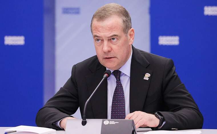 Медведєв погрожує НАТО війною за збиття російських дронів над Україною