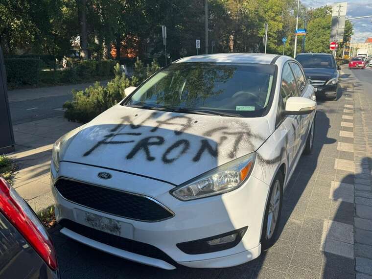 У Вроцлаві невідомий зняв українські номерні знаки та написав на авто «На фронт»