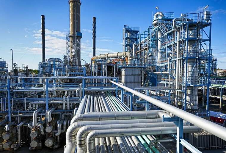 Один із найбільших НПЗ Росії частково призупинив роботу через атаку дронів - Reuters