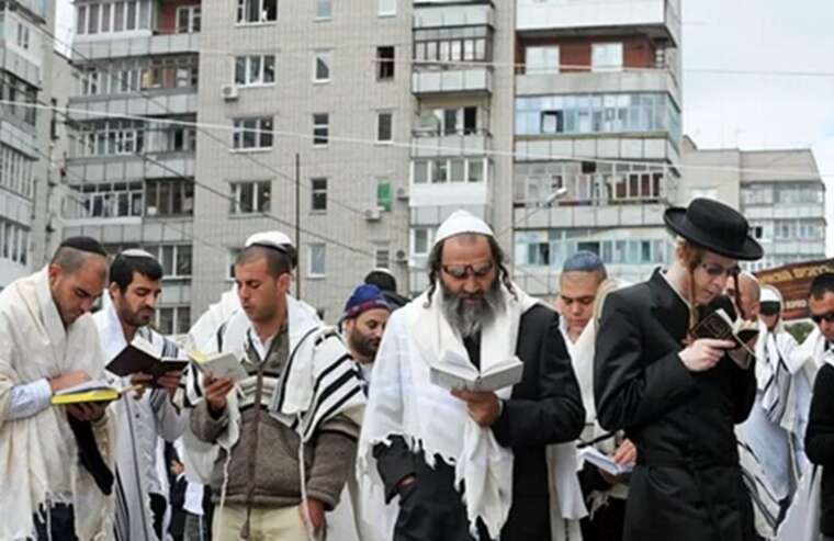 Traffic jams of police cars: Uman welcomes Hasidim for Rosh Hashanah celebration