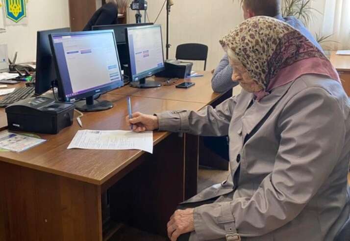 На Дніпропетровщині 101-річна жінка оформила закордонний паспорт