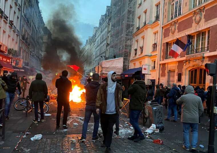 Protesters in Marseille have blocked access to the Eurolinks defence plant
