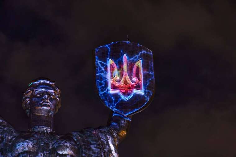 Монумент "Батьківщина-мати" в Киеве украсили световой инсталляцией "Сила цінностей"