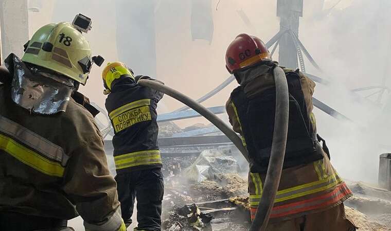 Склади АТБ в Дніпрі після атаки дронів у вихідні: з’явилися нові кадри