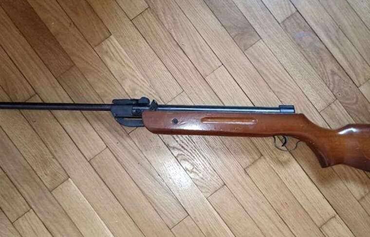 На Волині підліток випадково вистрілив із травматичної зброї, його матір оштрафували