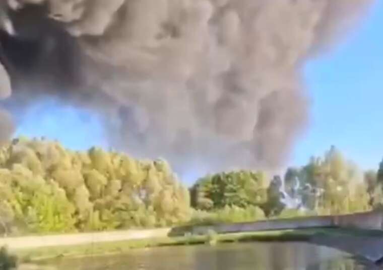 "У метрах від мене": Український пожежник зняв на відео атаку дрона на нафтобазу