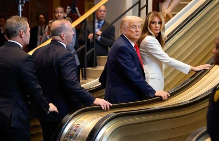 Курйоз в ООН: Ескалатор з Трампом зупинився, змусивши його підніматися по сходах