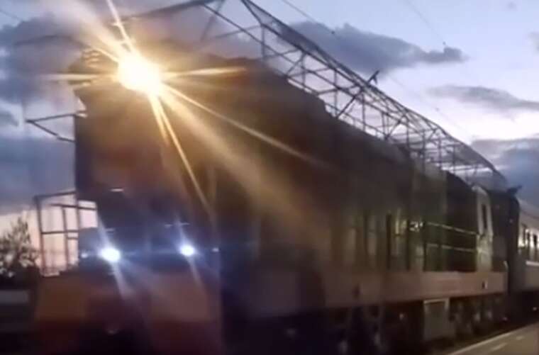 "Укрзалізниця" почала захищати локомотиви в прифронтових регіонах спеціальними сітками