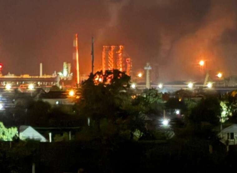 Неизвестные БпЛА атаковали один из крупнейших нефтезаводов РФ: вспыхнул пожар