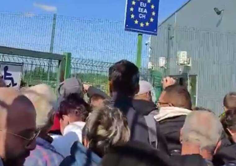"Storming the ferry" and queues at the border: footage of the departure of Hasidim from Ukraine