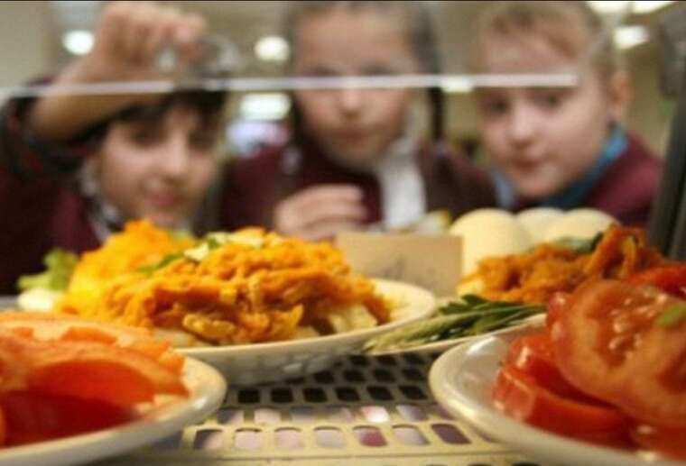 Нормальна каша чи «як у тюрмі»: українка показала шкільний обід
