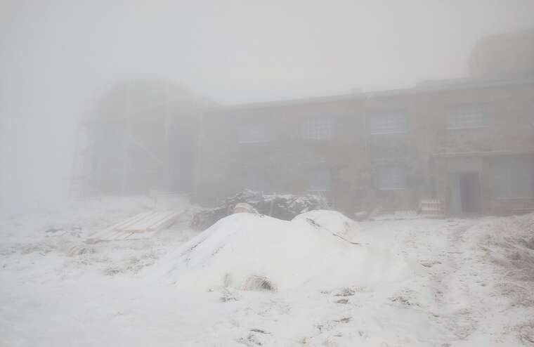 Різке похолодання: Високогір’я Карпат притрусило снігом, температура впала до -3°C