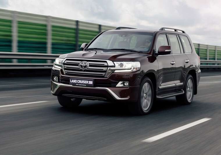 Чиновник приховав Toyota Land Cruiser дружини в декларації: прокуратура почала справу
