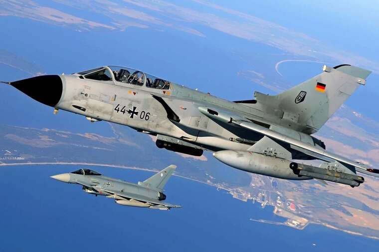 У Німеччині невідомі обстріляли військовий літак піротехнікою