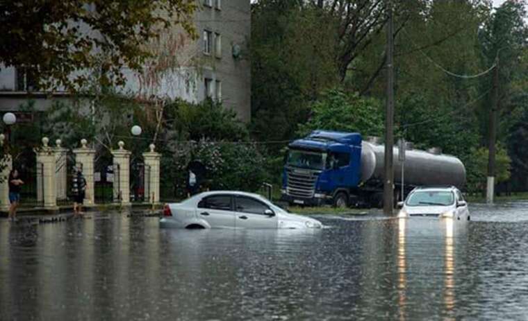 Одеса йде під воду: внаслідок зливи провалилася маршрутка, тривають пошуки 23-річної дівчини