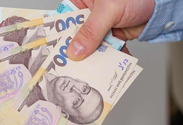 Средняя зарплата в Украине в августе снизилась на 2,2% - Госстат