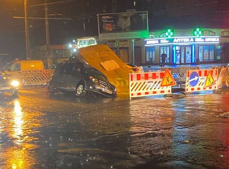В Одесі дістали маршрутку, яка провалилася під асфальт через прорив теплотраси