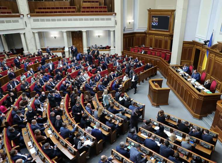 У Раді пропонують обмежити зарплати чиновників під час війни до 80 тисяч гривень