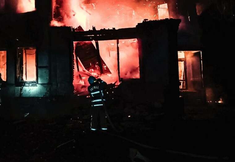 У Бучі внаслідок нічного обстрілу РФ згорів двоповерховий санаторій