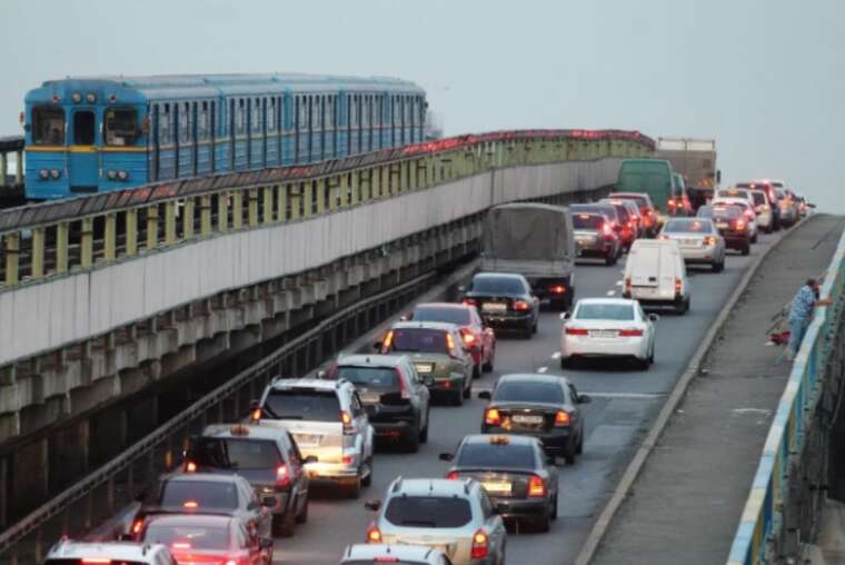 Air raid alert paralyzed Kyiv: metro is not working, taxi prices have surged