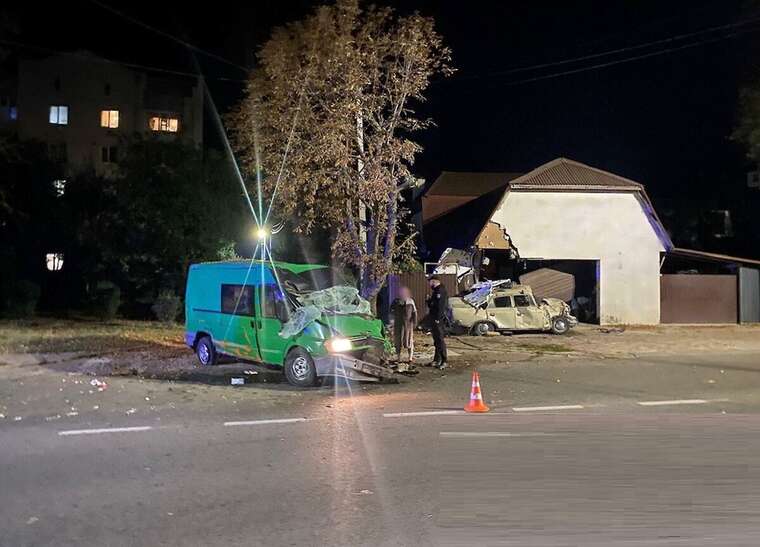 П’яний водій мікроавтобуса збив двох дівчат у центрі Обухова
