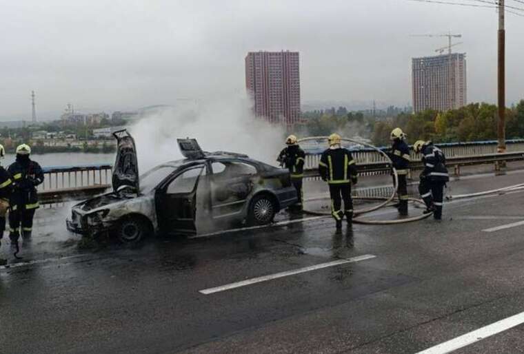 У Києві на Північному мосту під час руху загорівся легковик Skoda