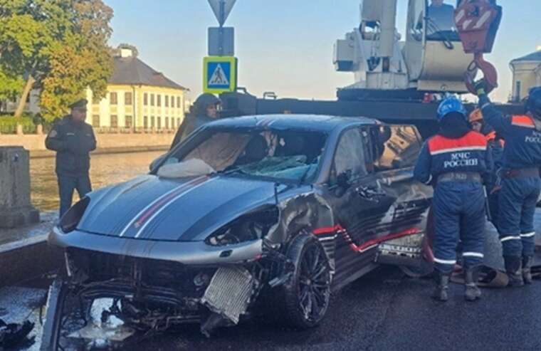 Пьяный водитель утопил пассажирку в Porsche Cayenne в российском Санкт-Петербурге