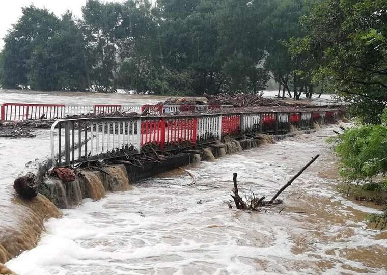 У курортному Еленіте в Болгарії через повінь загинув чоловік, евакуйовано туристів