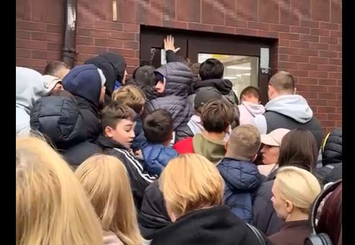 Толпа штурмовала новый секонд-хенд в Ирпене: мужчина пробил стекло двери телом