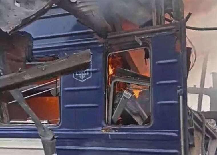 Десятки постраждалих: Зеленський показав наслідки російського удару по потягу та вокзалу у Шостці