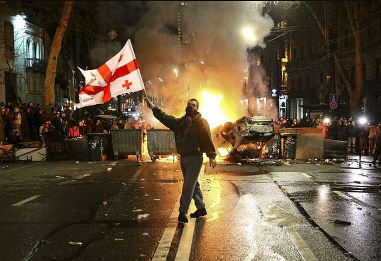Протестувальників у Грузії розганяють водометами та сльозогінним газом