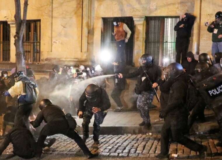 У Тбілісі протестувальники підпалили барикади