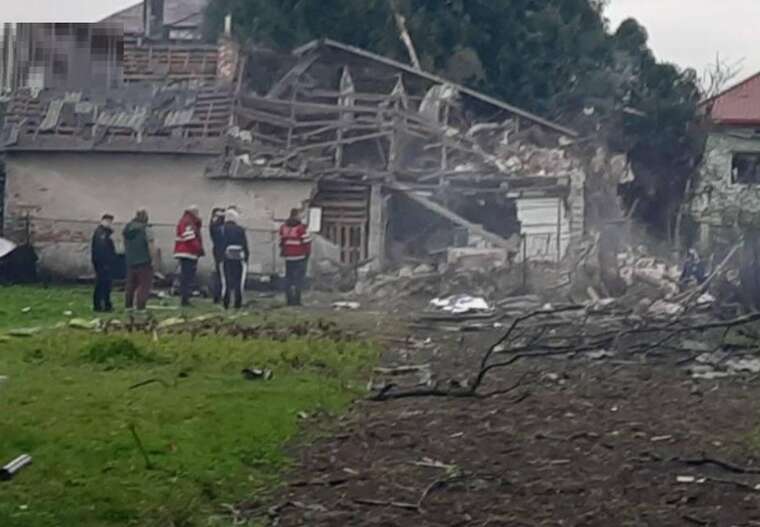 Ракетний удар по Львову: в Лапаївці під завалами будинку шукають людей