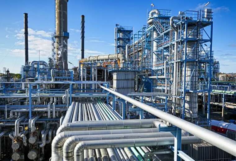 Українські дрони вивели з ладу ключову установку на Кіришському НПЗ - Reuters