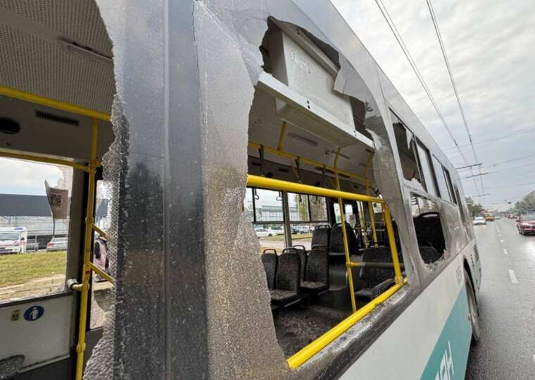 Російські дрони атакували Суми: пошкоджено тролейбус, один постраждалий