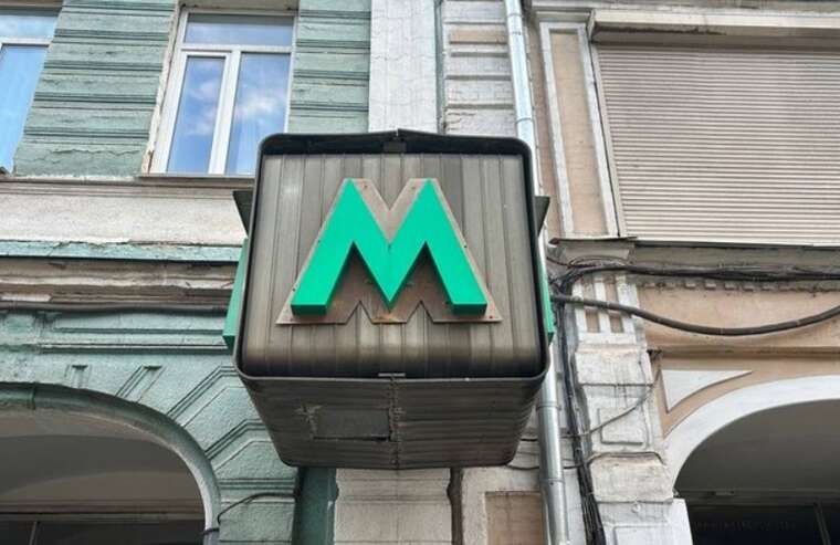 Київ паралізований заторами через повітряну тривогу: зупинилася «зелена» гілка метро