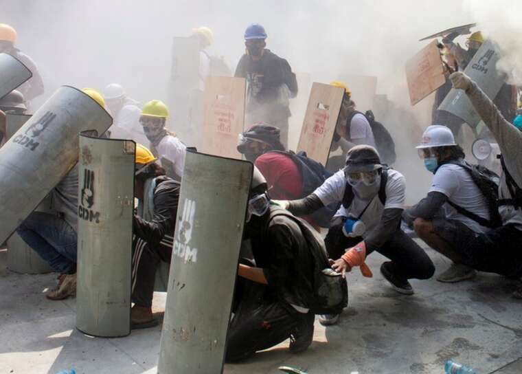 У М’янмі військові атакували протестувальників з повітря: десятки загиблих і поранених