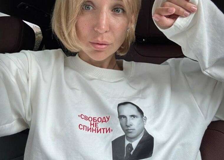 Блогерка Олена Мандзюк приїхала до Польщі у светрі з Бандерою, спричинивши хвилю обурення