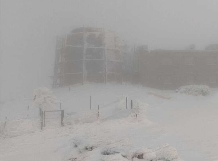 В Карпатах бушует настоящая зима, высокогорье заметает снегом