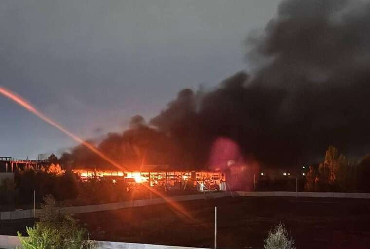 Сообщают о "прилетах": Во временно оккупированном Донецке вспыхнул сильный пожар