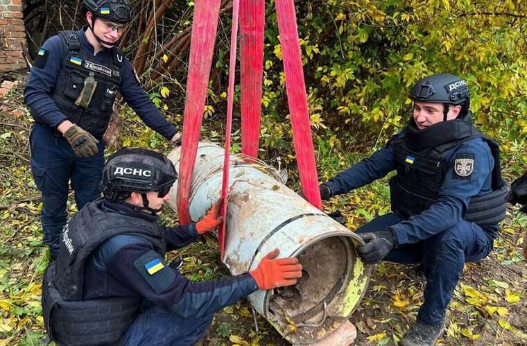 На Чернігівщині знайшли бойову частину ракети "Іскандер-К", яка не вибухнула